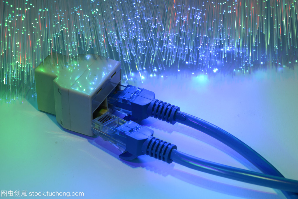連接未來 網絡電纜、集線器與光纖技術的精密交響